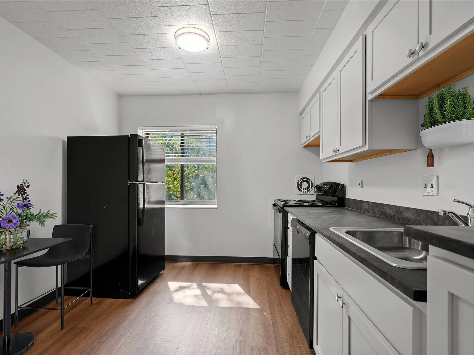 Edgewood Court Apartments — Photo 3