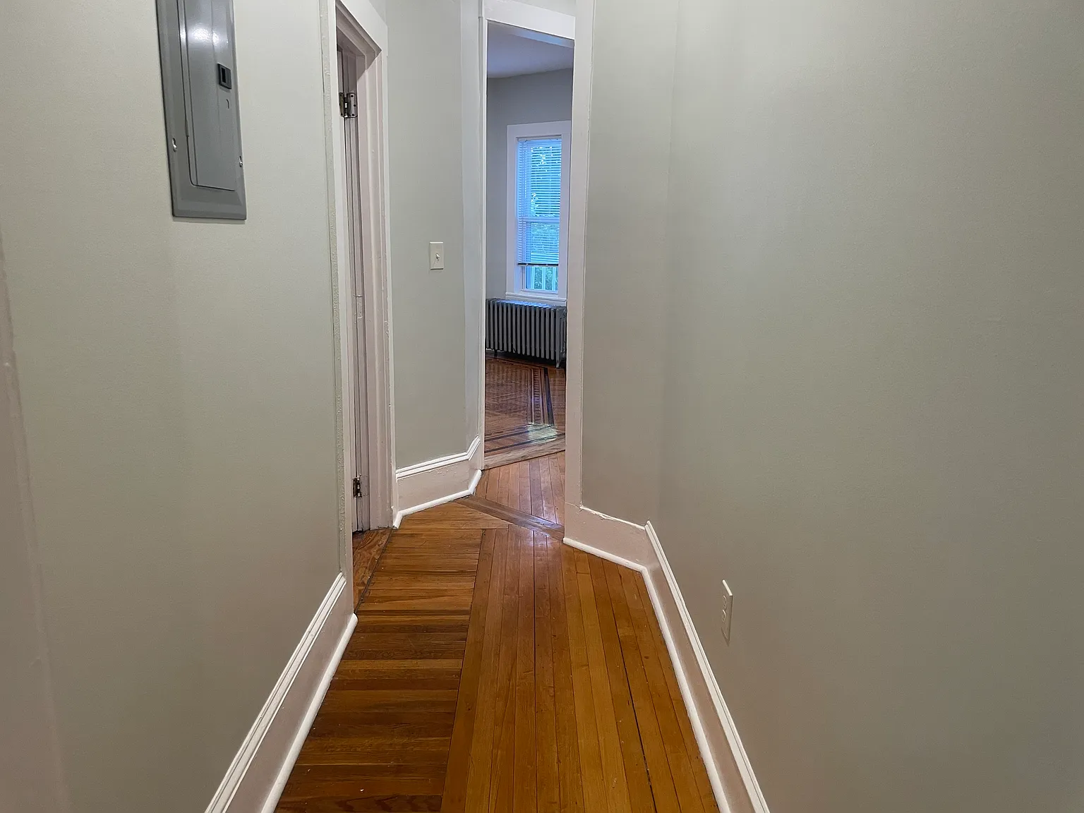 3 bed, 1100 sqft, $3,289 — Photo 4