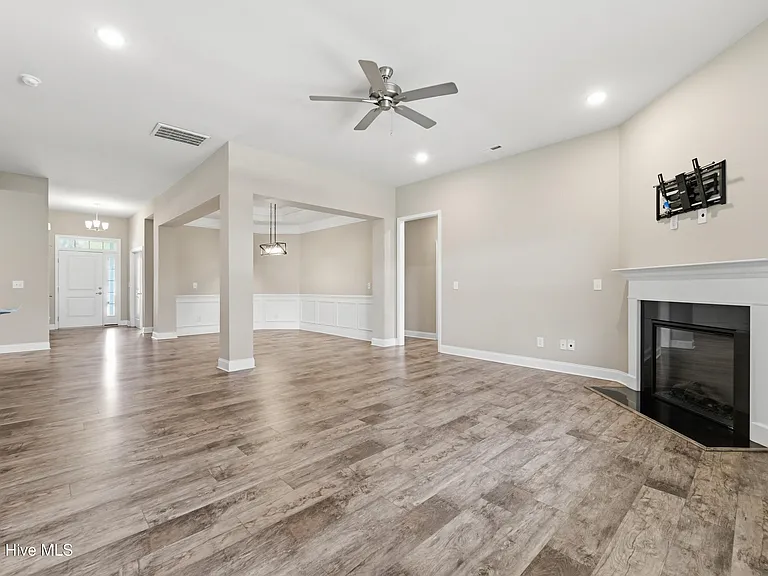 755 Greenwich Pl — Photo 8