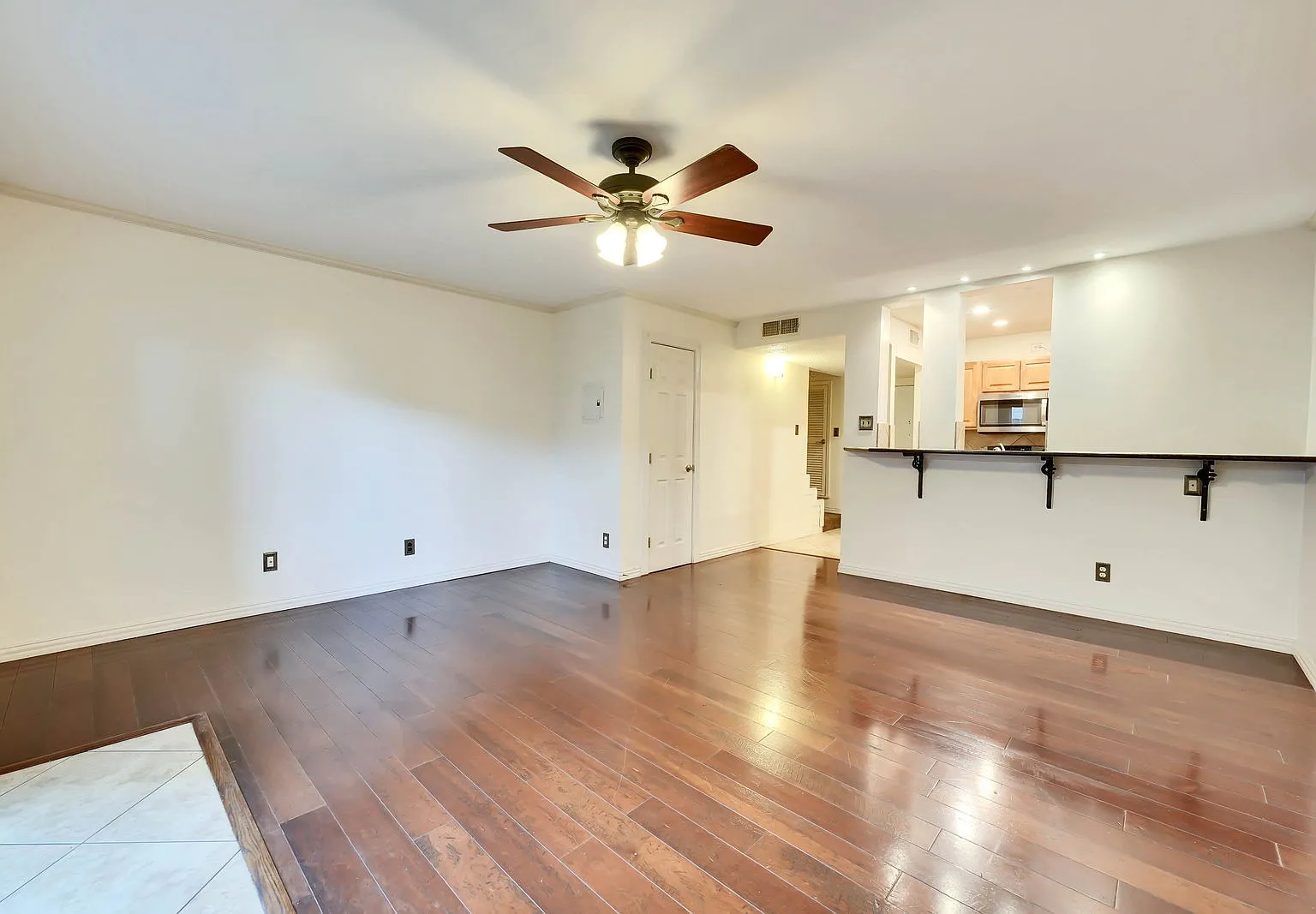 2 bed, 1.5 bath, 935 sqft, $1,800 — Photo 2