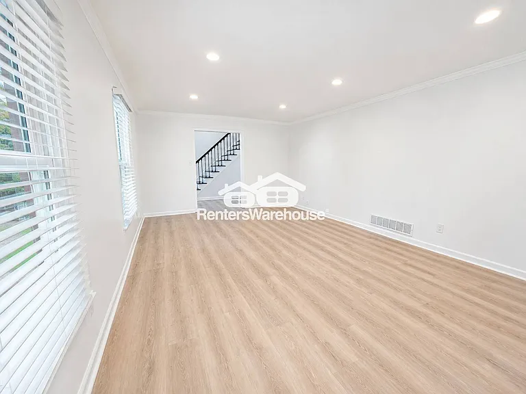 338 Travis St — Photo 6