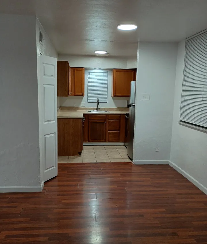 2 bed, 1000 sqft, $1,300 — Photo 2