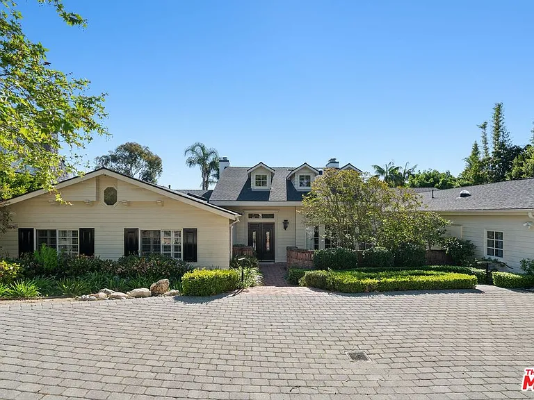 510 Toyopa Dr — Photo 2