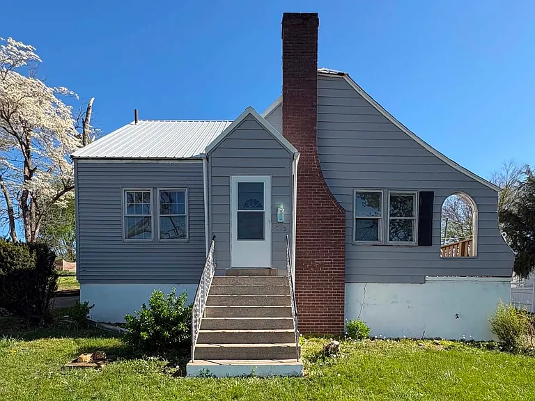 513 W Cherry St #A — Photo 1