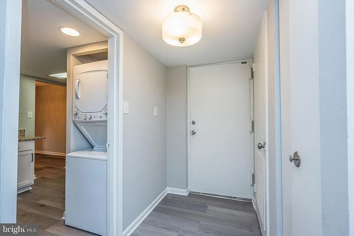 2 bed, 956 sqft, $2,750 — Photo 2