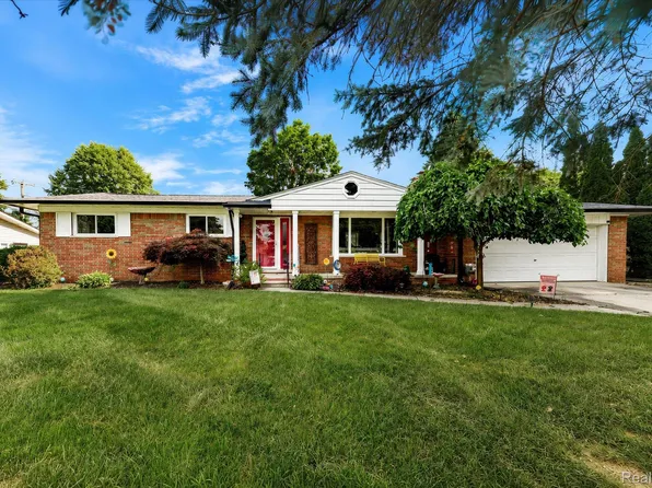 18701 Thomasine St, Clinton Township, MI 48036