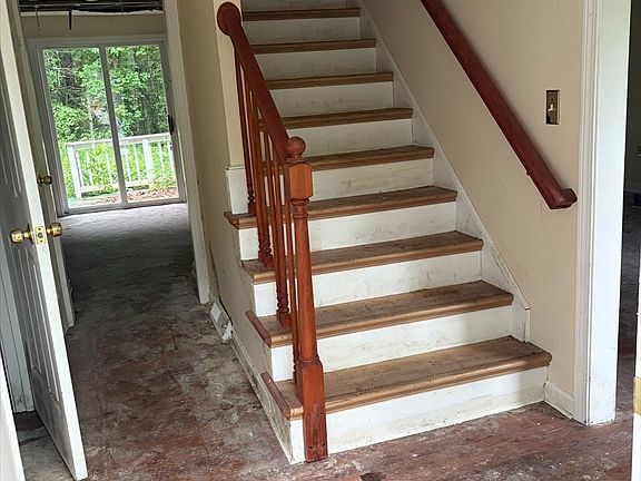 5th image of 27 Margaret Dr