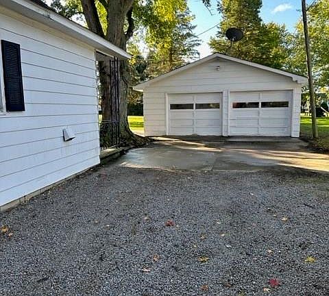 3rd image of 304 E Clay St
