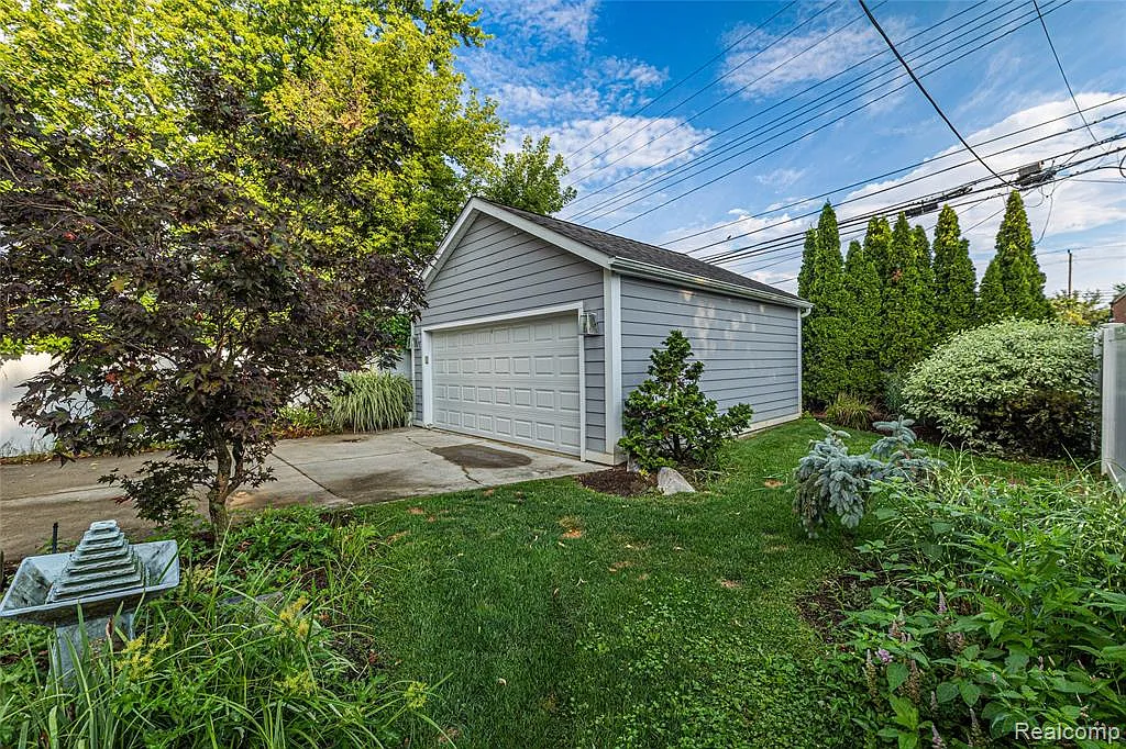 3 bed, 2.5 bath, 2331 sqft, $6,000 — Photo 3