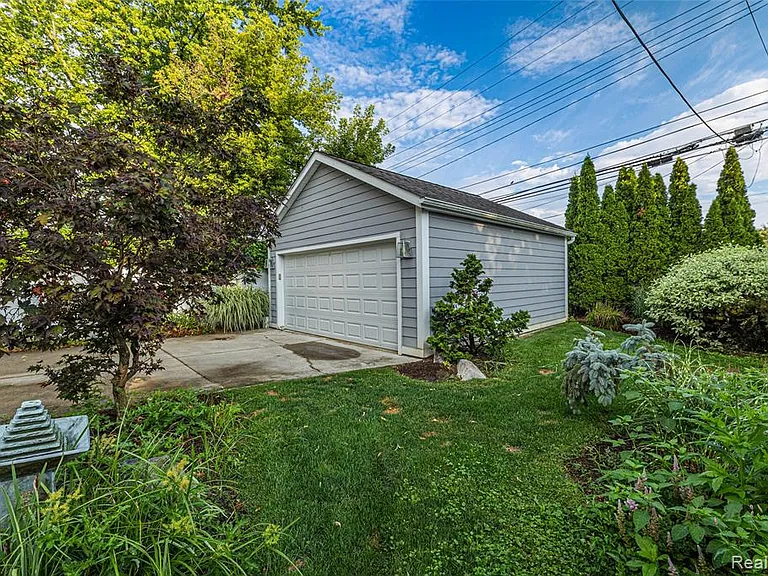 16276 Kirkshire Ave — Photo 3