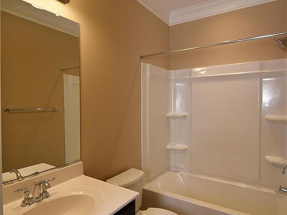 Second full bath off of entrance