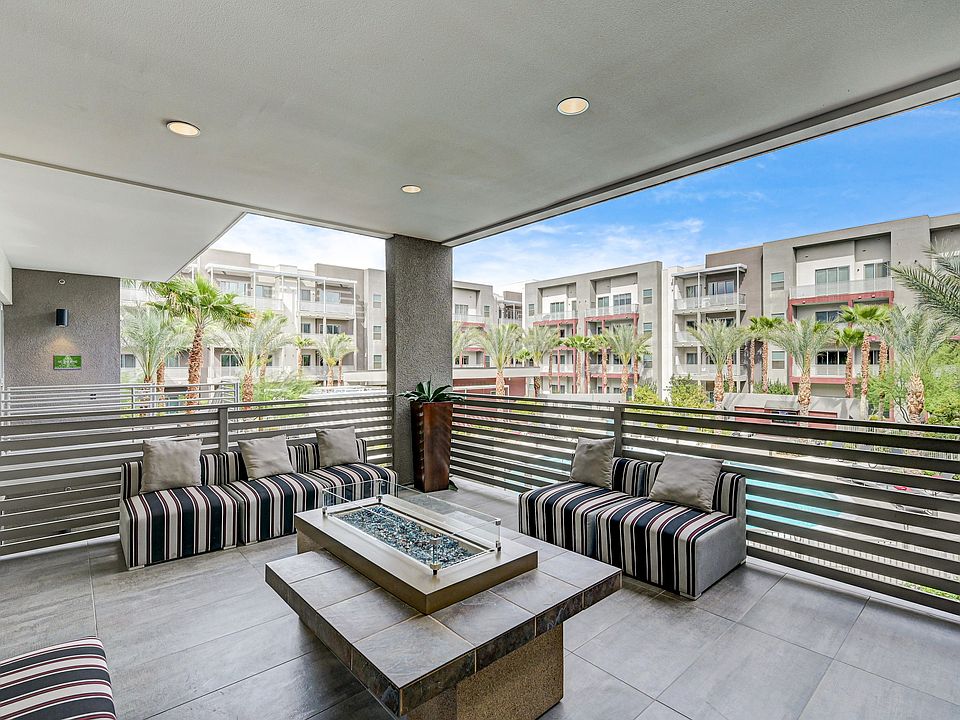 Outdoor Lounge with Fire Place