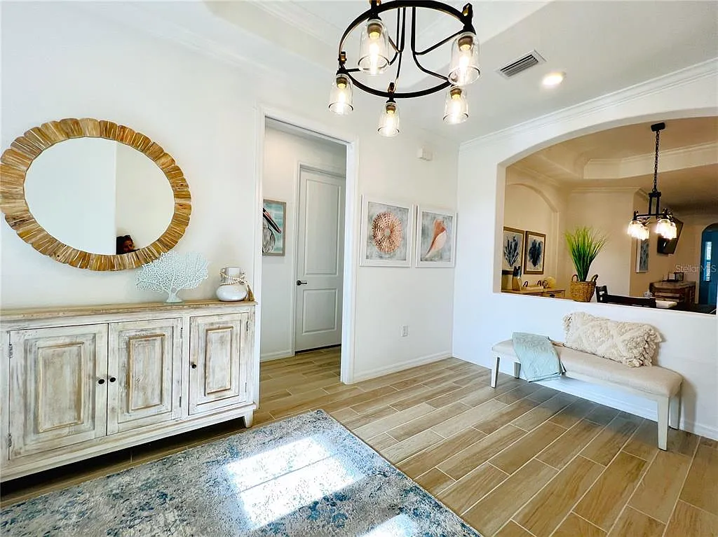 4 bed, 2.0 bath, 2251 sqft, $9,500 — Photo 3