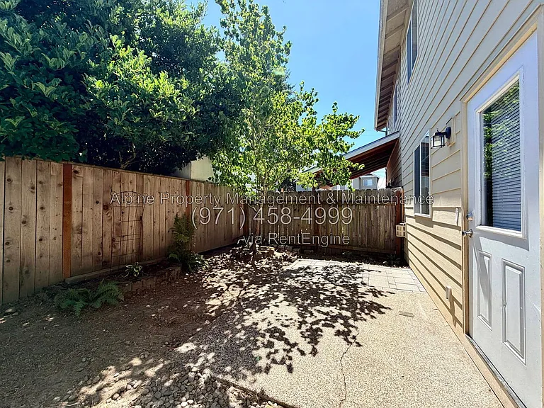 210 NW Connell Ave — Photo 15