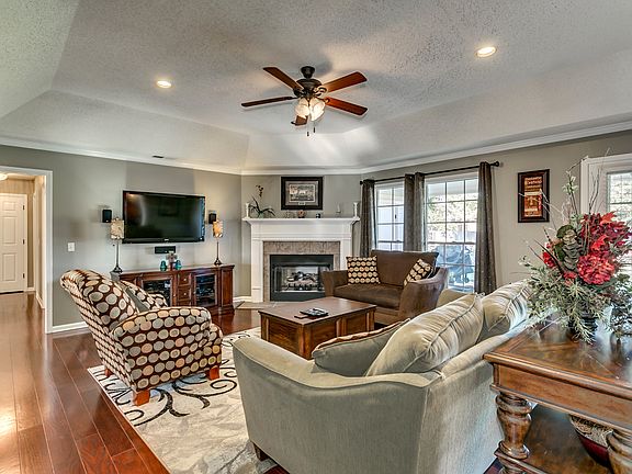 3rd image of 10224 Magnolia Ct