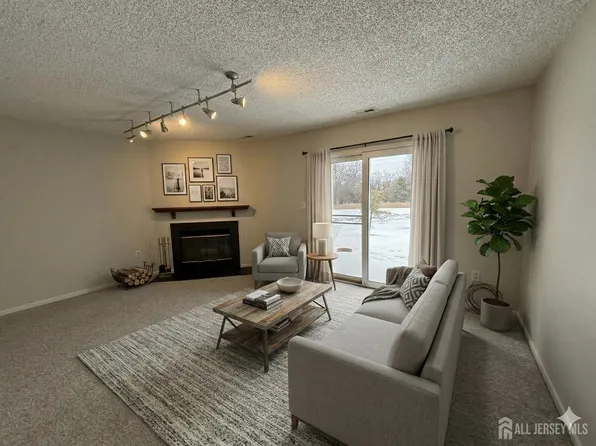 62 Colleen Ct, Kendall Park, NJ 08824