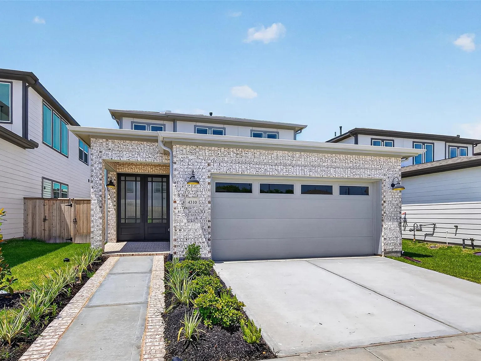 4 bed, 3.5 bath, 2200 sqft, $3,000 — Photo 1