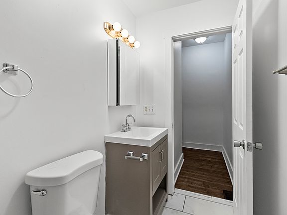 4th image of 857 Whalley Ave #2