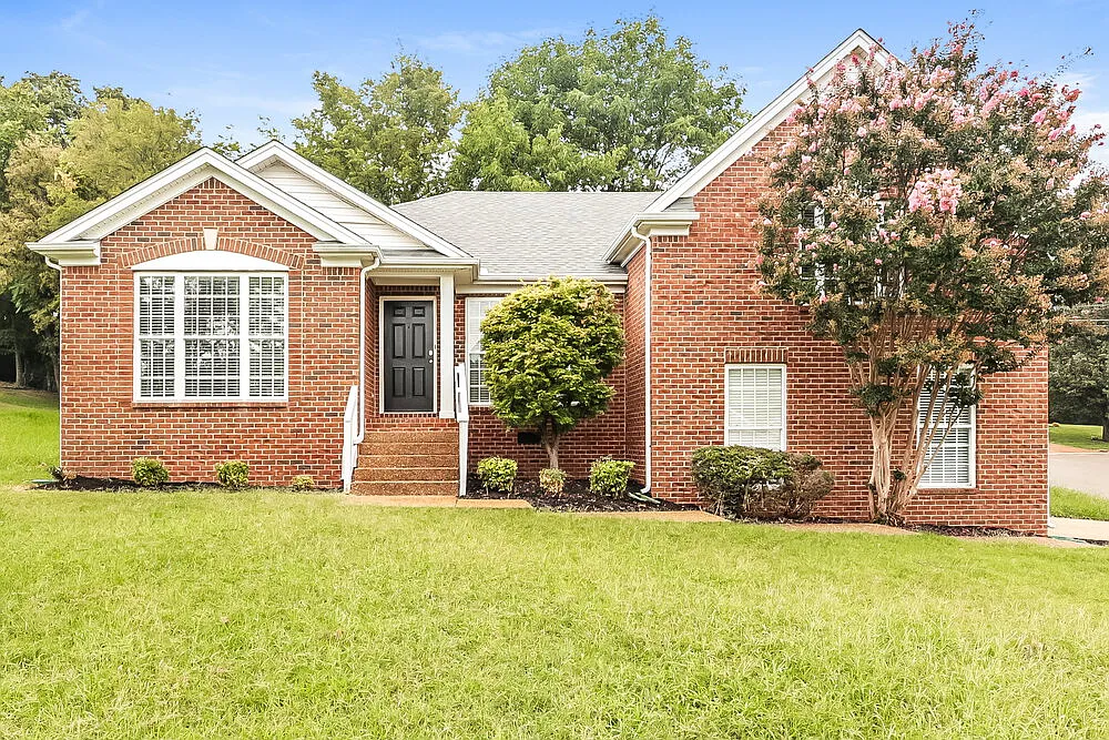 3 bed, 2.0 bath, 2022 sqft, $2,880 — Photo 1