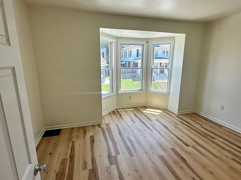 1211 W Poplar St — Photo 8