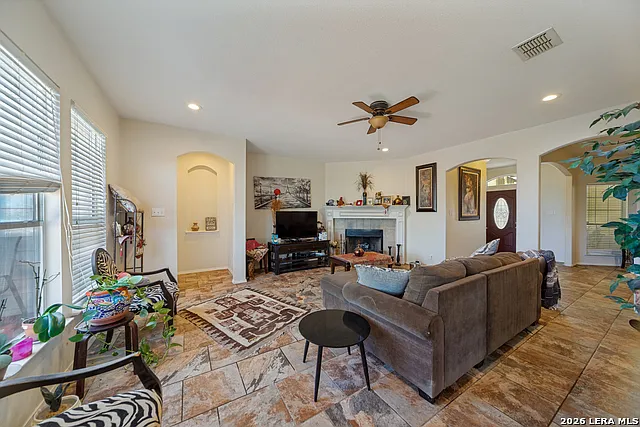 3 bed, 2.0 bath, 1891 sqft, $2,595 — Photo 4