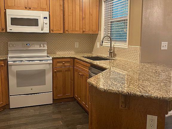 Kitchen has granite counters