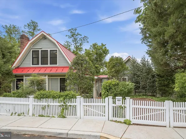 26 Wellesley Cir, Glen Echo, MD 20812