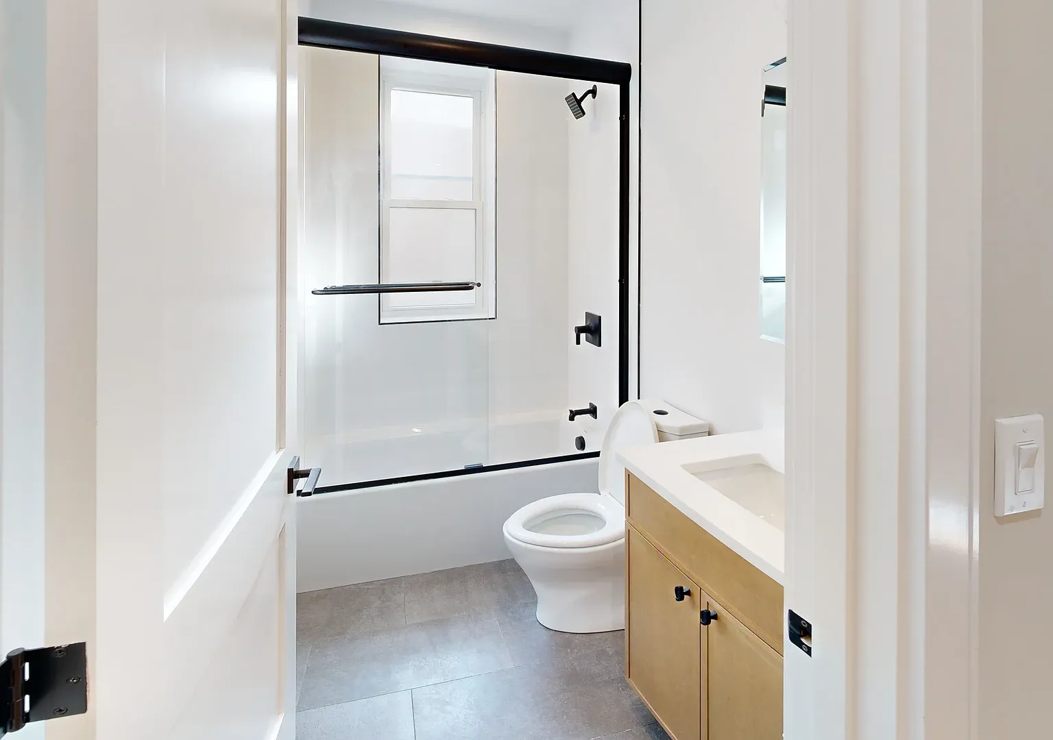 9/1 No Fee! Beautiful 3-Bedroom 1-Bathroom — Photo 2