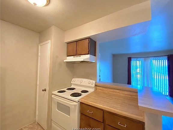 5th image of 904 University Oaks #9