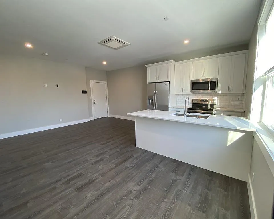 2 bed, 1100 sqft, $3,200 — Photo 3