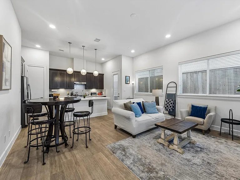 508 W Donovan St #A — Photo 2