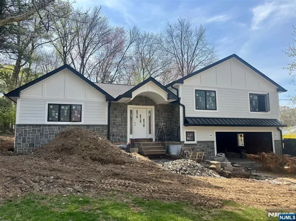 15 Strawberry Hill Rd, Hillsdale, NJ 07642