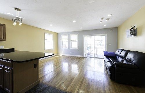 4th image of 142 Bremen St