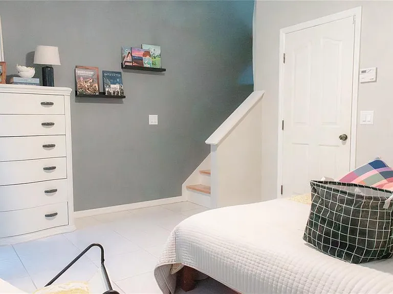 3033 Pointeview Dr — Photo 4