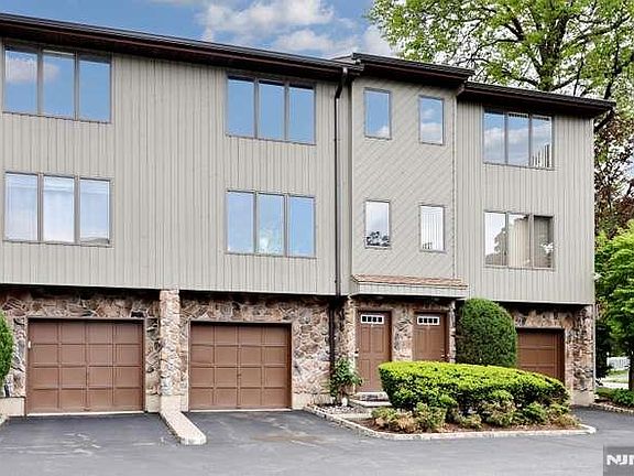 2nd image of 290 Hamilton Pl APT 4