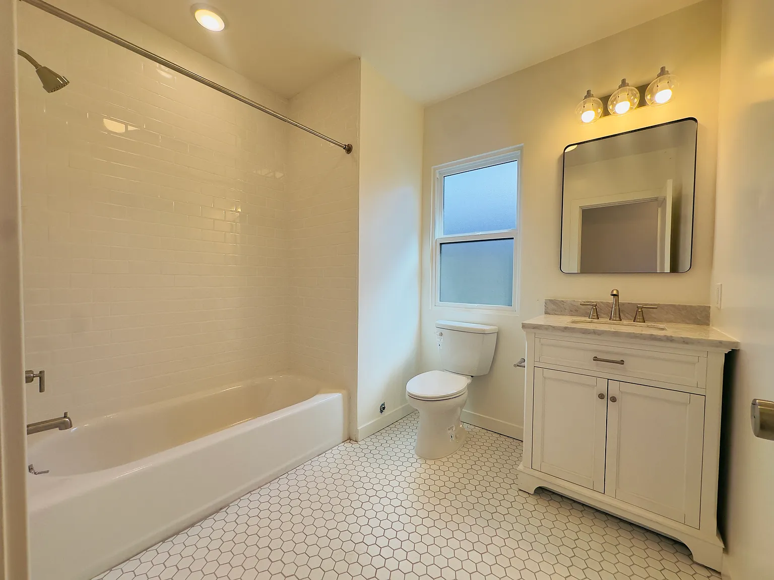 2 bed, $4,200 — Photo 4