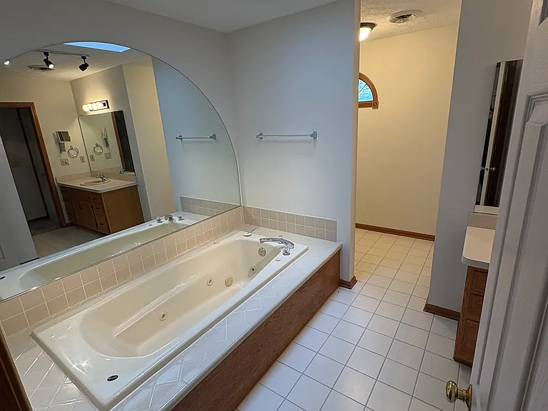 Bathroom (2nd floor)