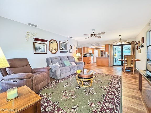 5th image of 1526 SW 49th St