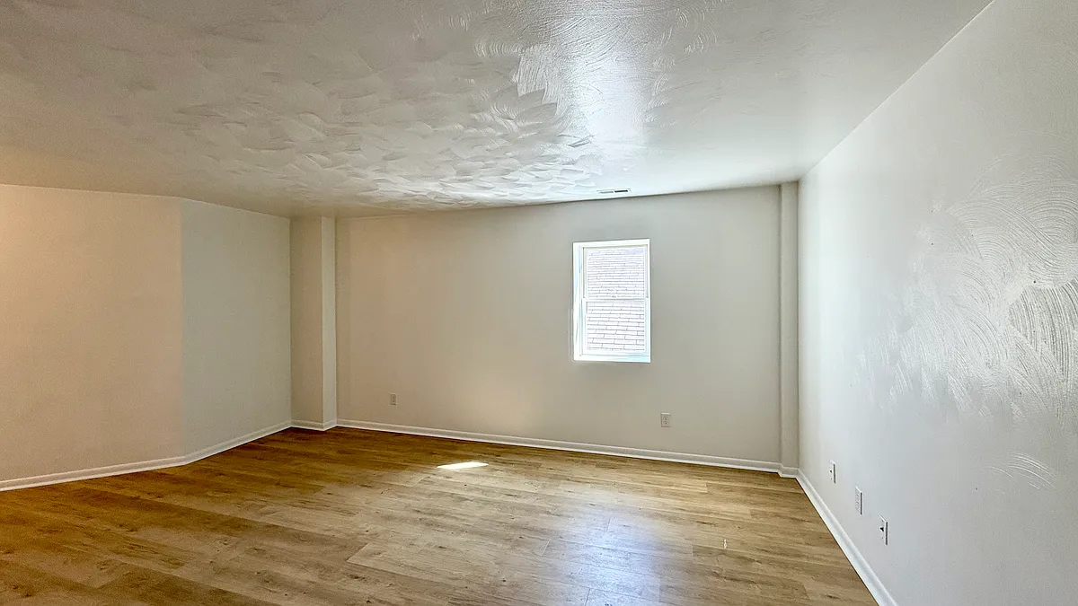 Building Photo - 527 Broad Ave #15