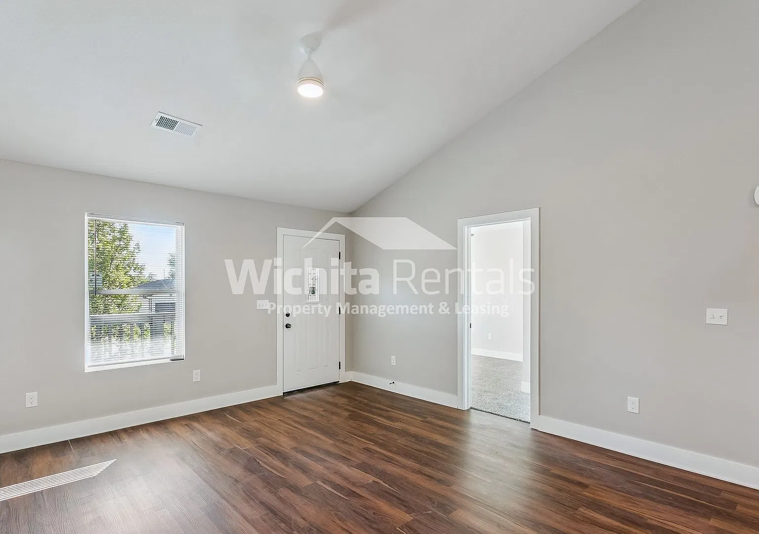 Delano duplex - upstairs unit — Photo 3