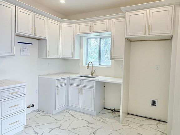 4th image of 154 Riche Ave