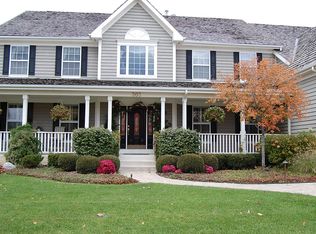 301 Saddle Ln, Fox River Grove, IL 60021