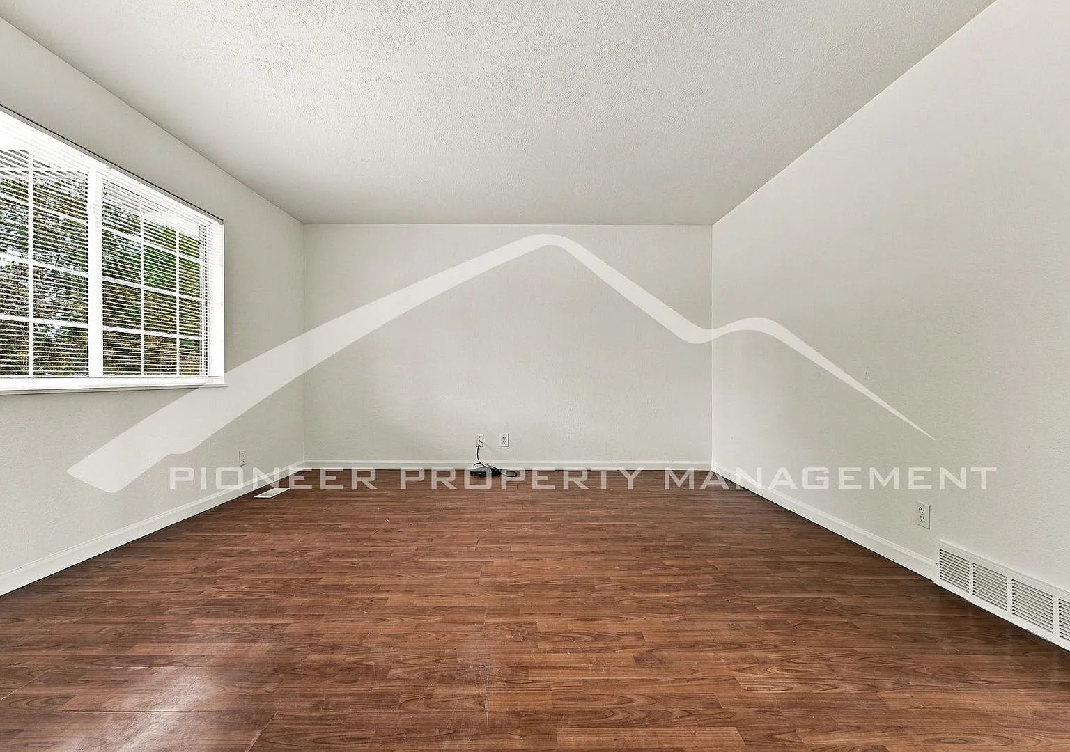Charming Home with Central AC and Washer/Dryer — Photo 4