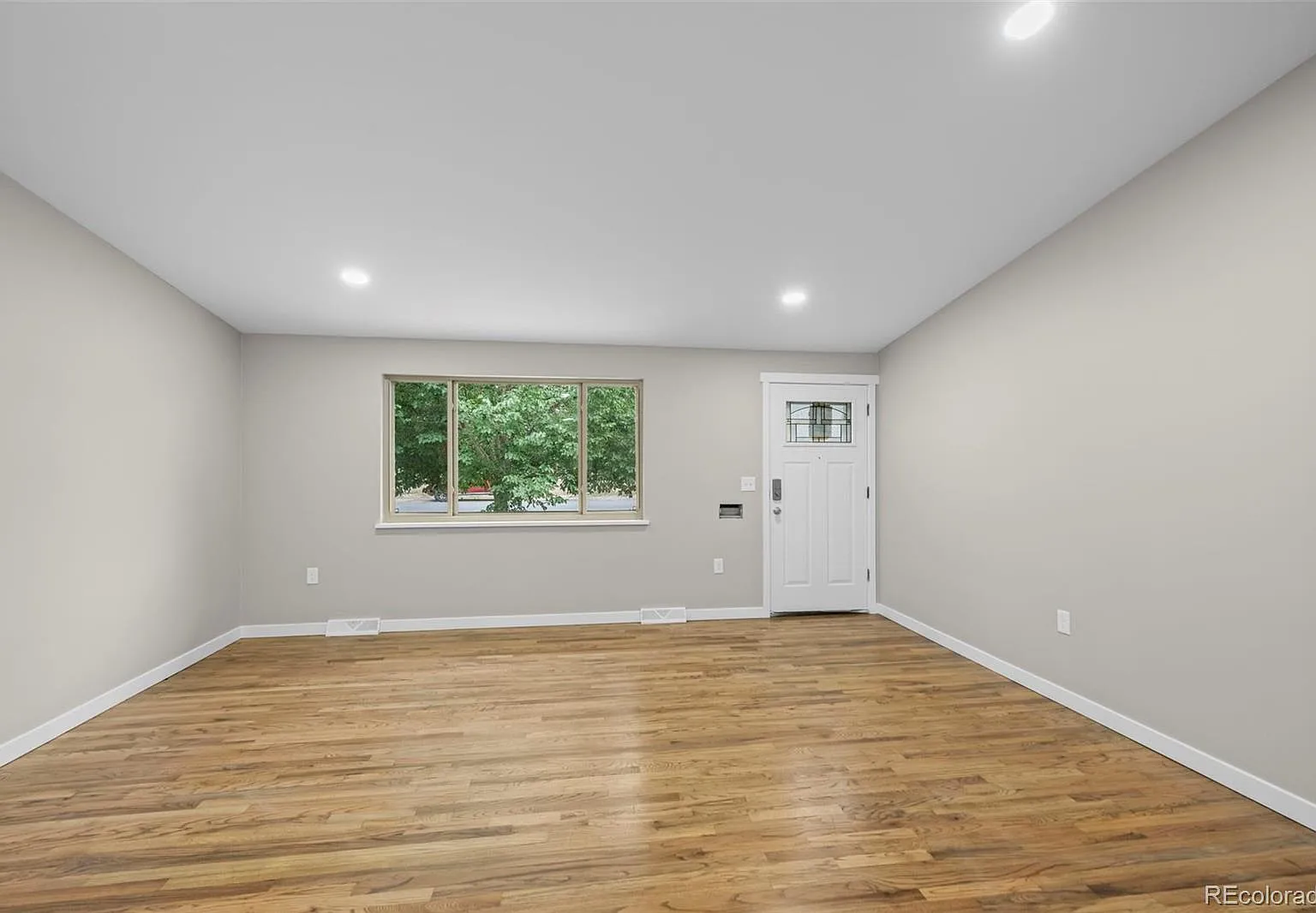 4 bed, 2.0 bath, 841 sqft, $2,900 — Photo 3