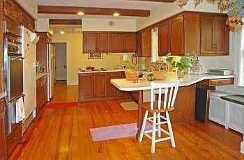 3rd image of 281 Kercheval Ave