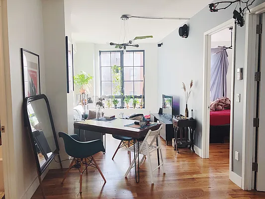 Rented by Manhattan Management LLC | media 47