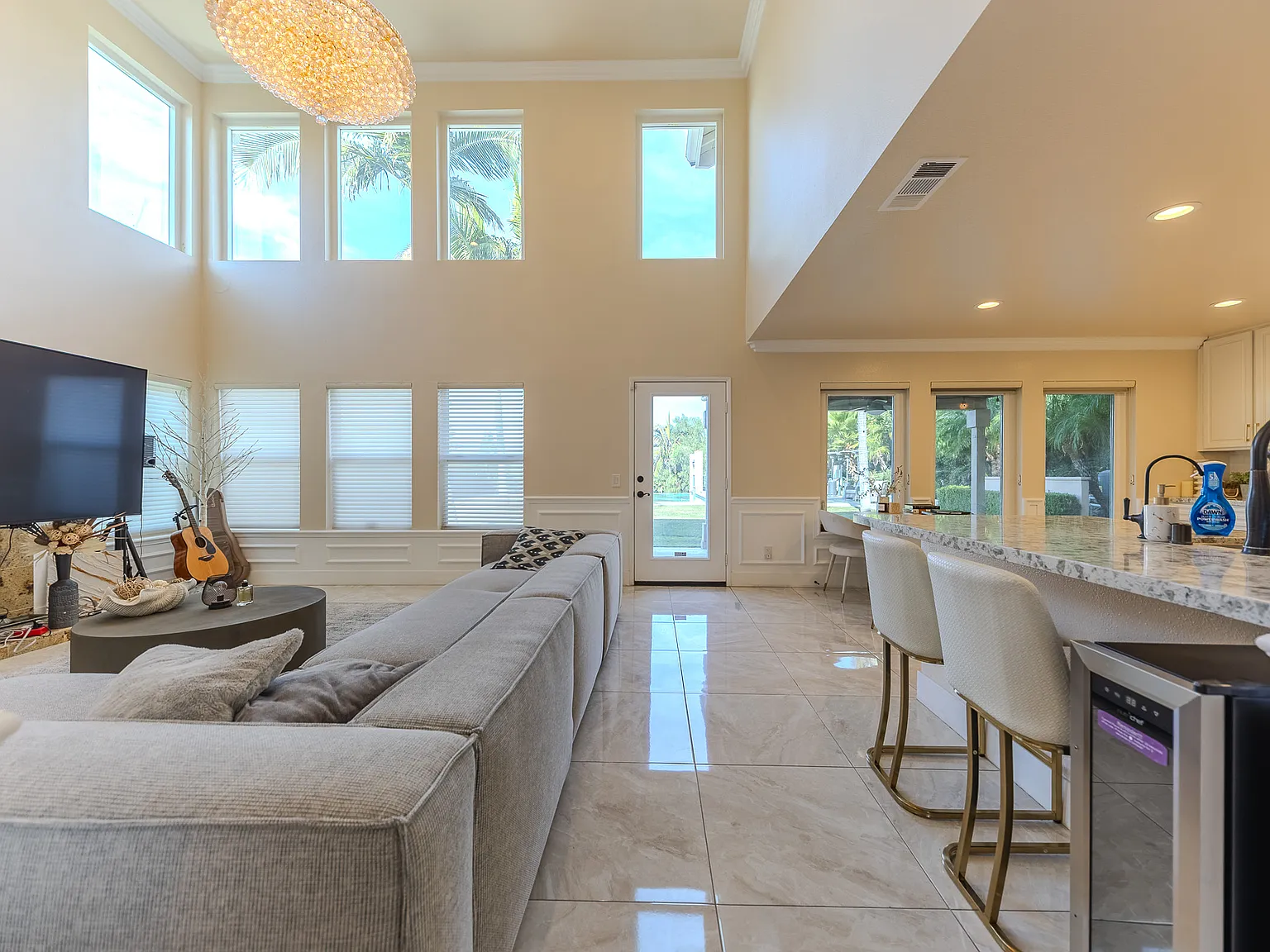 4 bed, 2696 sqft, $9,900 — Photo 3