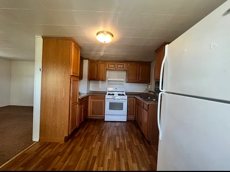 102 Flower St — Photo 3