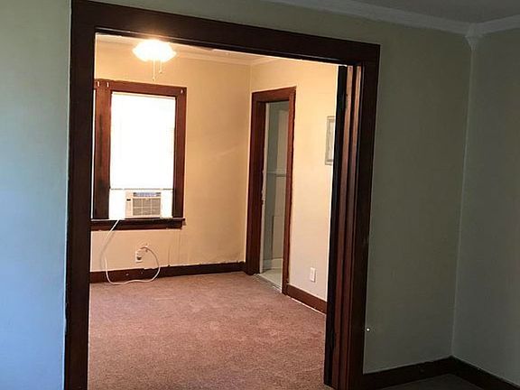 4th image of 830 S Market St