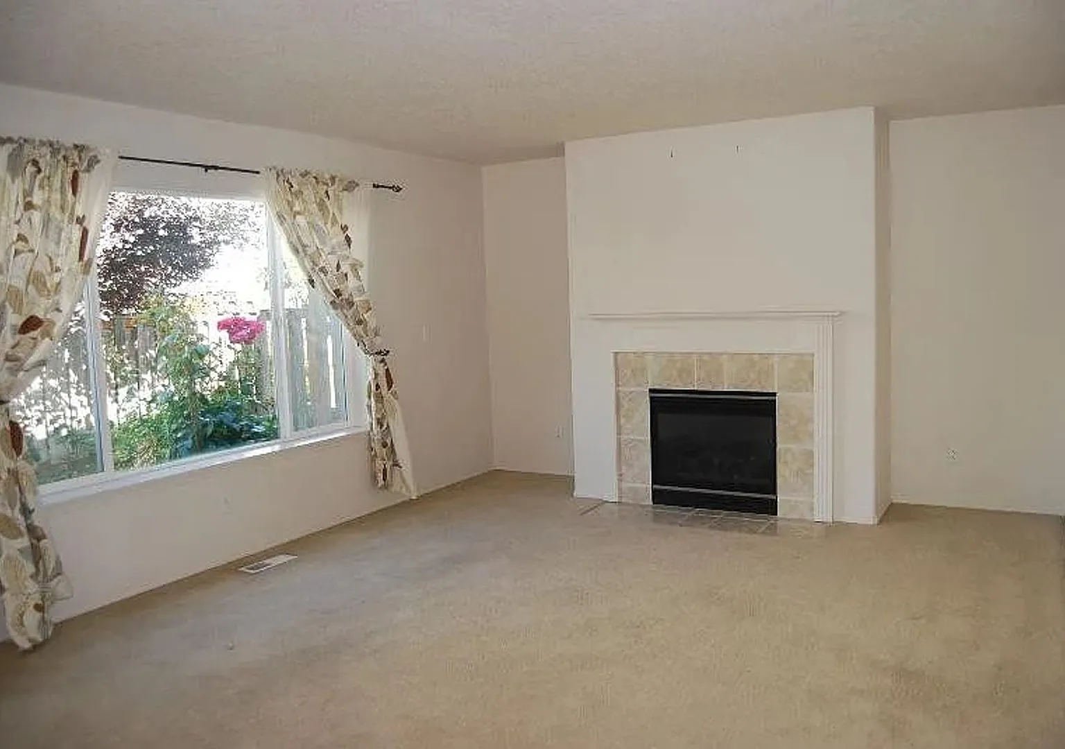 Spacious 3 Bedroom Home with Granite Kitchen, Fireplace & Attached Garage — Photo 2